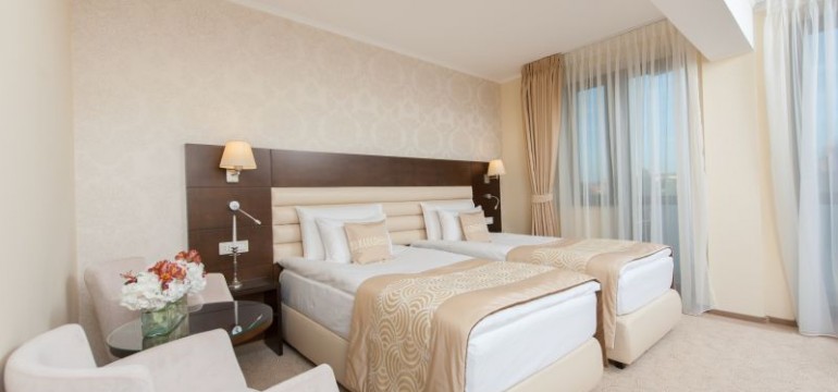 Camera decorata cu tapet hotel Coroana de Aur Bistrita